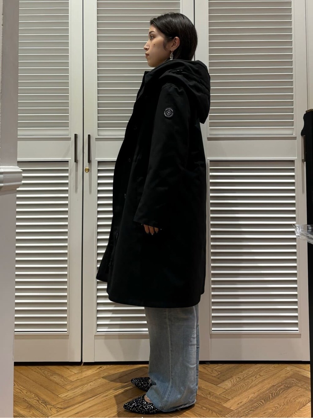 ベージュ系のシャツ/ブラウス、ブルー系のデニムパンツ、ブラック系のパンプスを着用したレディースの冬コーディネートの2枚目の写真