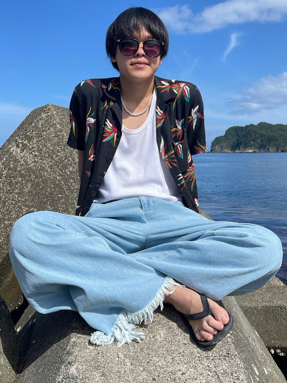 ブルー系のデニムパンツ、ブラック系のシャツ/ブラウス、ブラック系のサンダルを着用したメンズの夏コーディネートの3枚目の写真