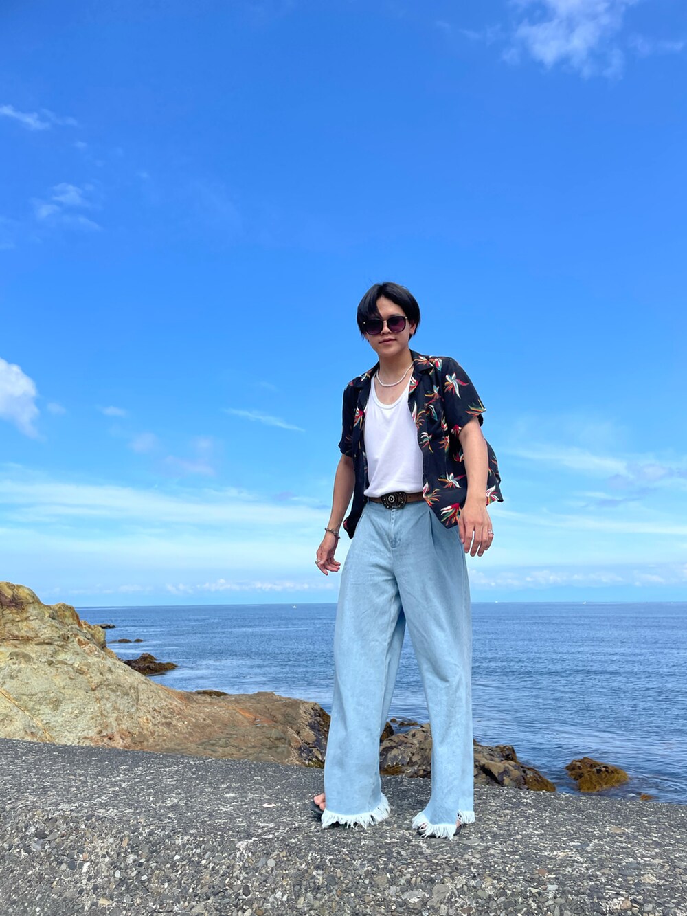 ブルー系のデニムパンツ、ブラック系のシャツ/ブラウス、ブラック系のサンダルを着用したメンズの夏コーディネートの2枚目の写真