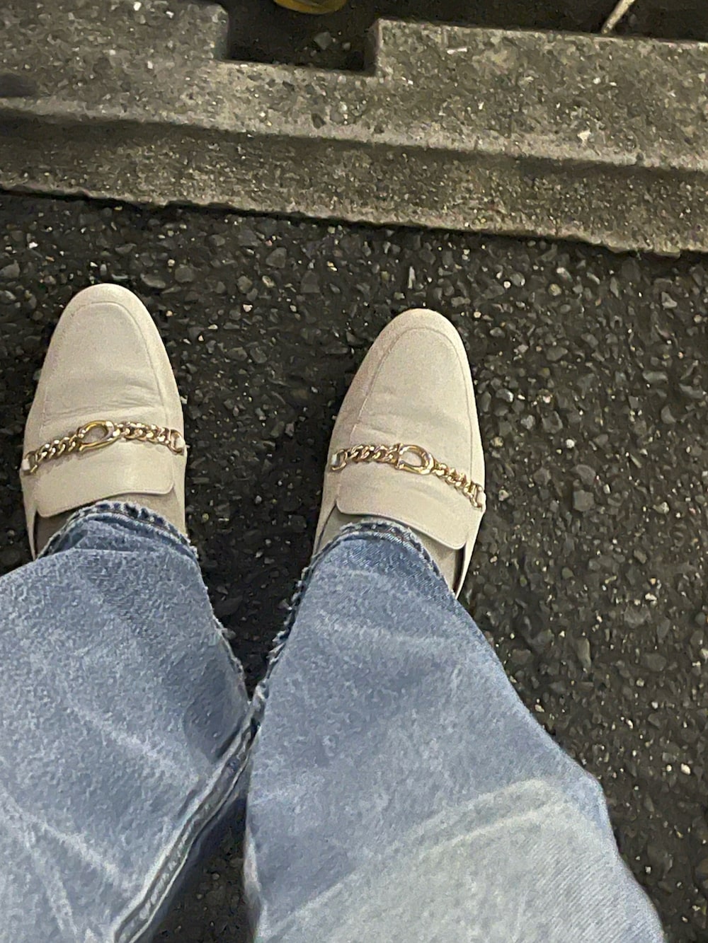 ブルー系のデニムパンツ、ホワイト系のトップス、ホワイト系のローファーを着用したメンズの夏コーディネートの3枚目の写真