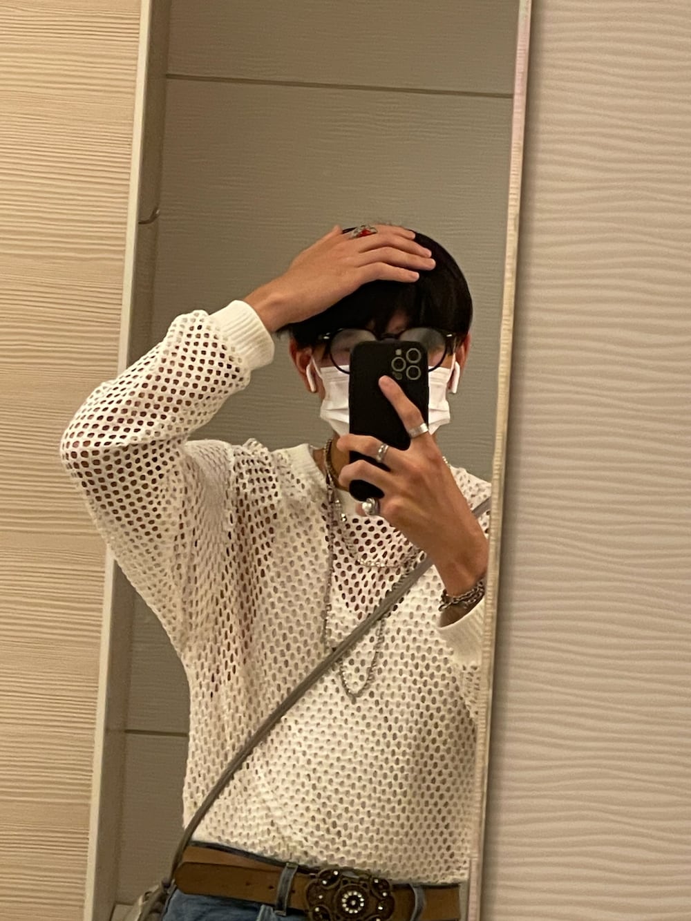 ブルー系のデニムパンツ、ホワイト系のトップス、ホワイト系のローファーを着用したメンズの夏コーディネートの2枚目の写真