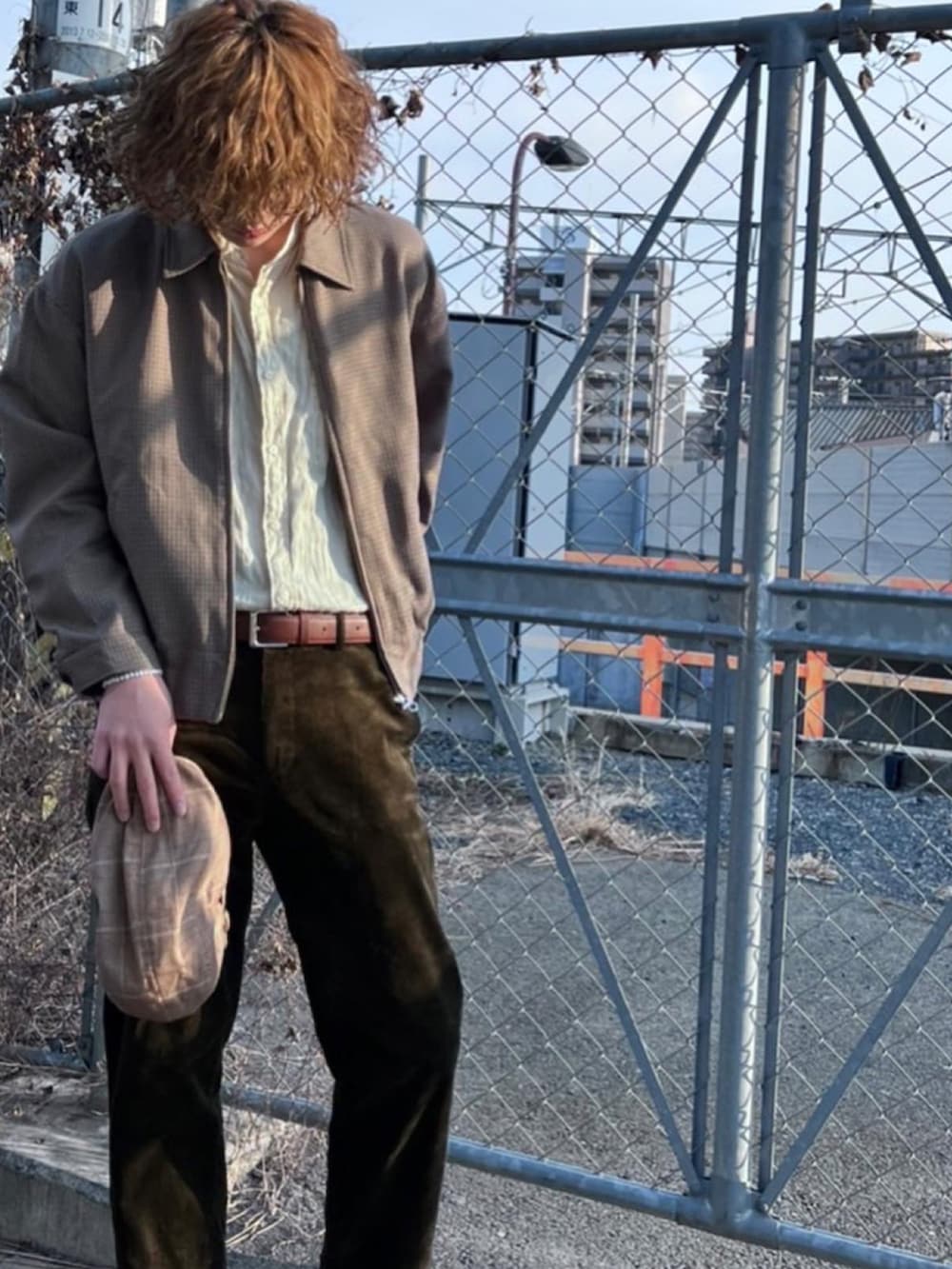 グリーン系のその他パンツ、ブラック系のドレスシューズ、ベージュ系のシャツ/ブラウスを着用したメンズの春コーディネートの2枚目の写真