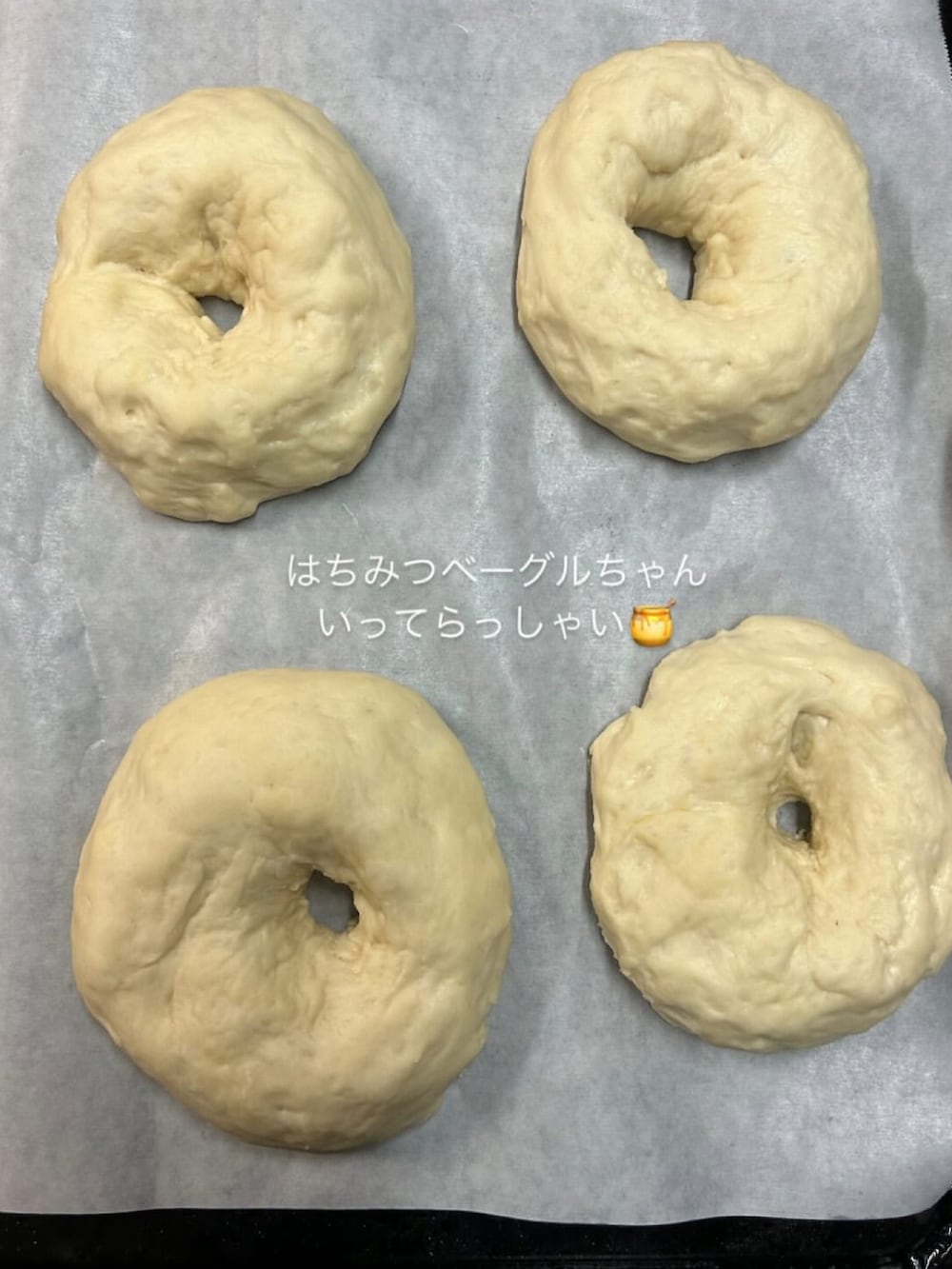 グレー系のTシャツ/カットソーを着用したレディースの秋コーディネートの3枚目の写真