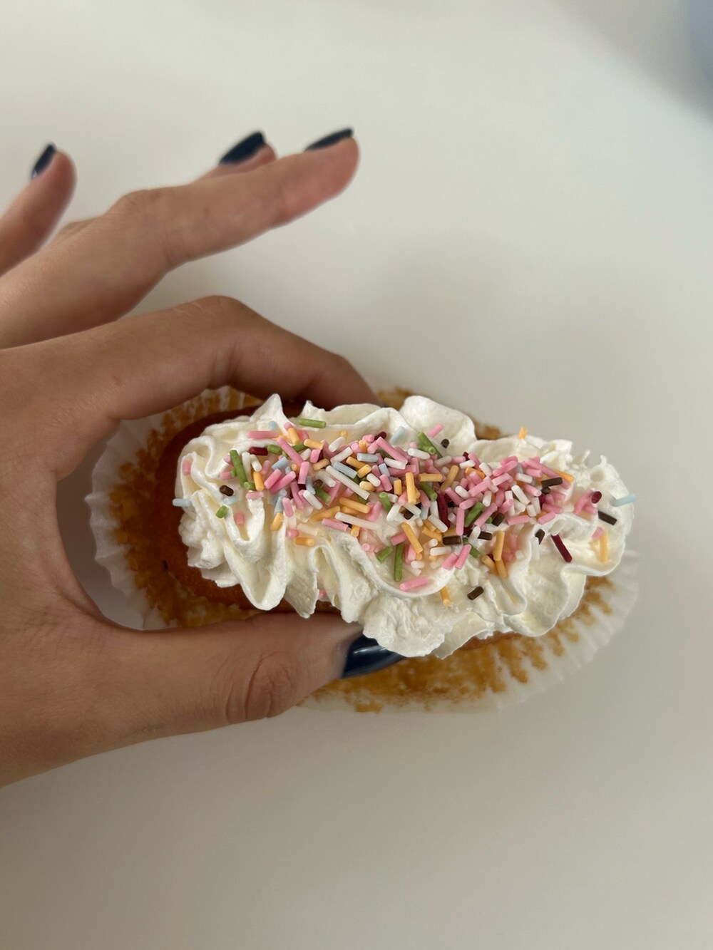 グリーン系のブーツを着用したレディースの春コーディネートの2枚目の写真