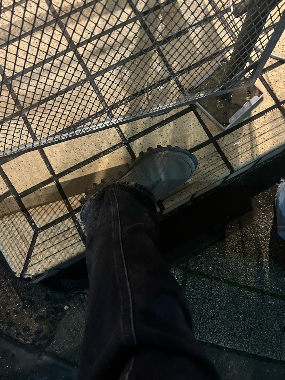 グレー系のTシャツ/カットソーを着用したレディースの秋コーディネートの2枚目の写真