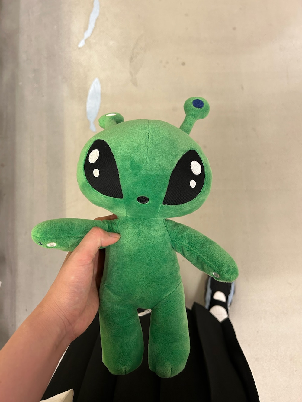 ブルー系のスニーカーを着用したレディースの夏コーディネートの2枚目の写真