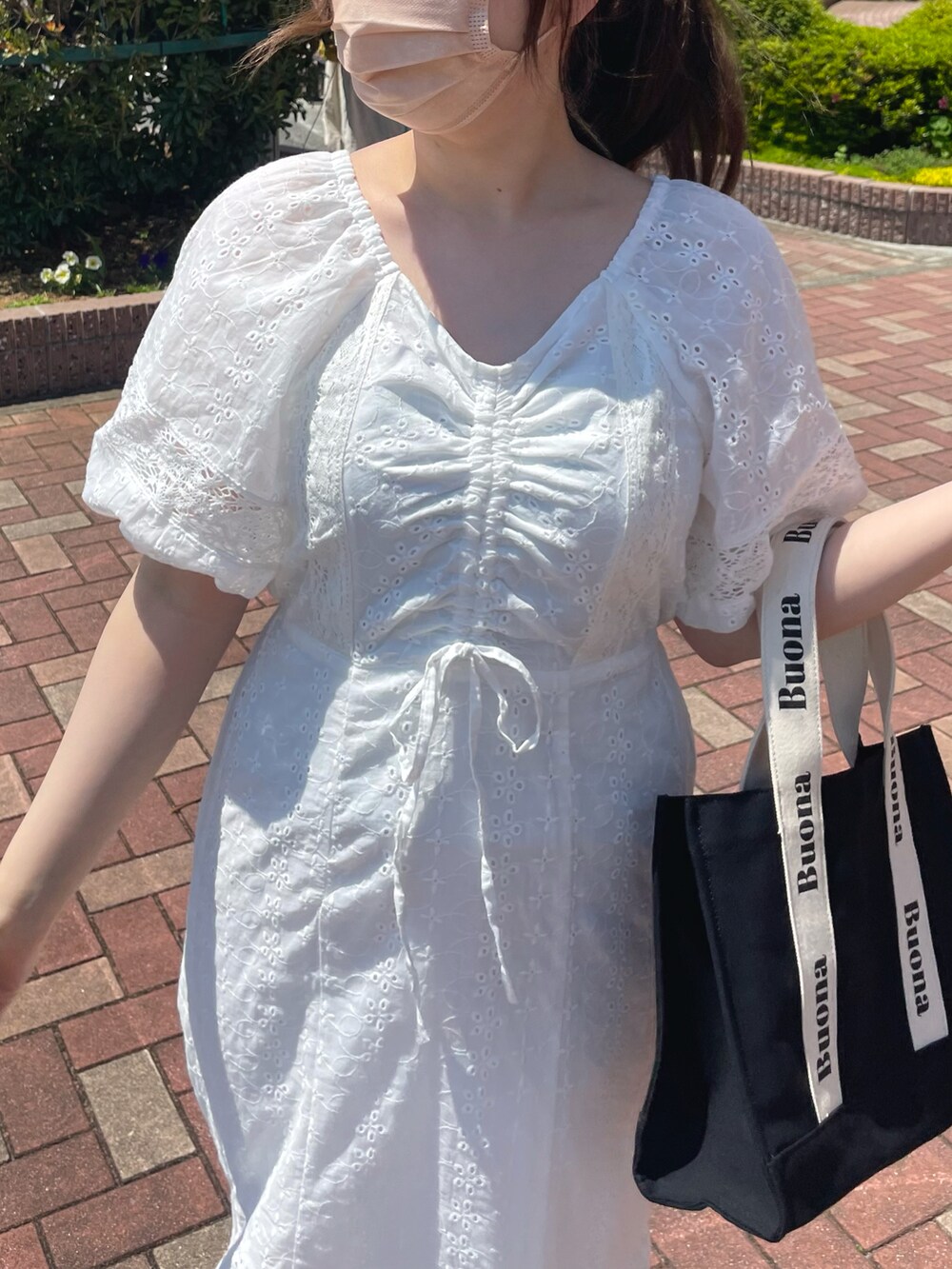 ホワイト系のワンピース、ホワイト系のスニーカーを着用したレディースの春コーディネートの3枚目の写真