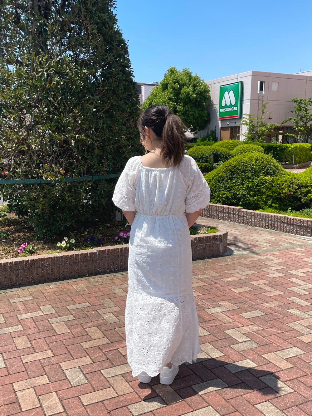 ホワイト系のワンピース、ホワイト系のスニーカーを着用したレディースの春コーディネートの2枚目の写真