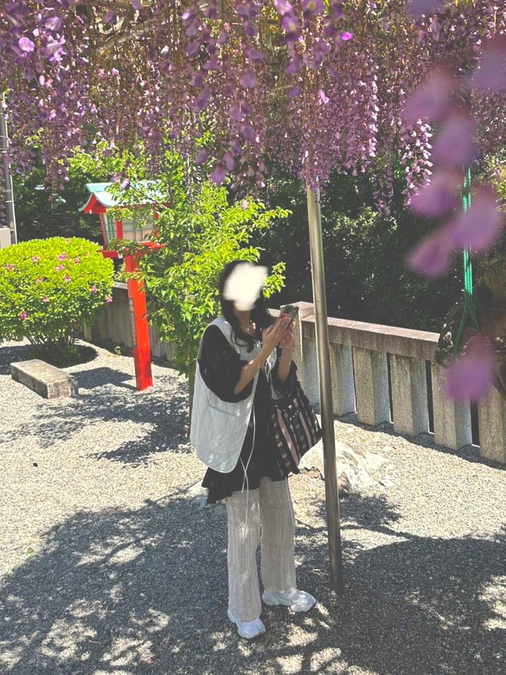 ホワイト系のベスト、ホワイト系のその他パンツ、ホワイト系のサンダルを着用したレディースの春コーディネートの2枚目の写真