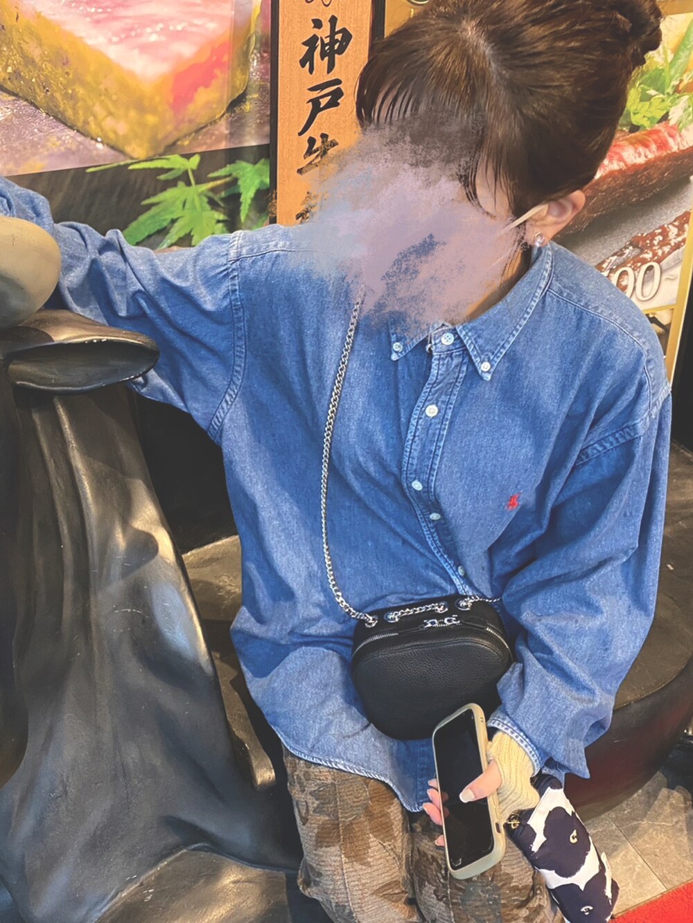 ベージュ系のその他パンツ、ブラック系のショルダーバッグ、ブルー系のシャツ/ブラウスを着用したレディースの秋コーディネートの2枚目の写真