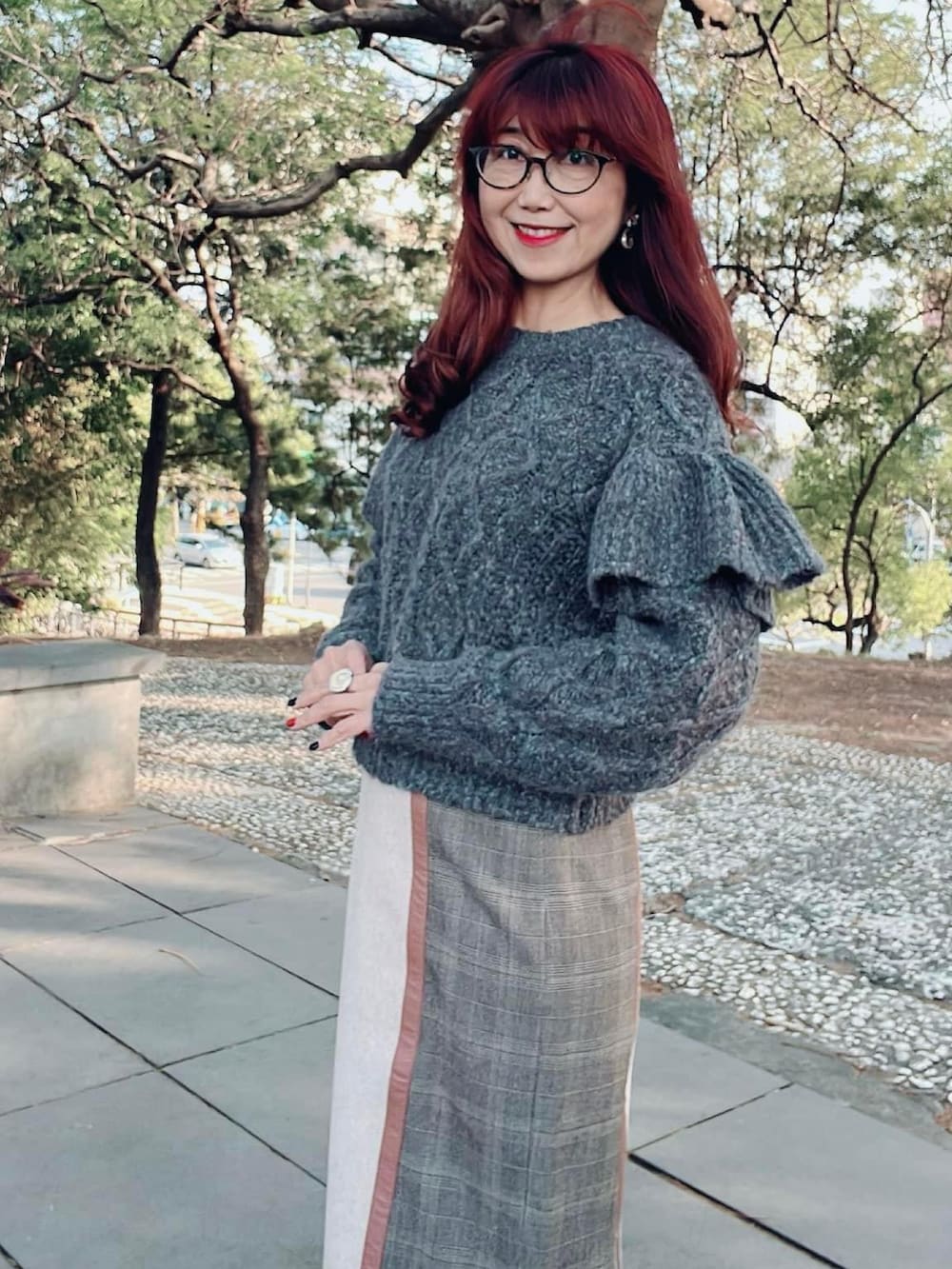 ブラック系のブルゾン、グレー系のその他トップス、ベージュ系のスカートを着用したレディースの冬コーディネートの2枚目の写真