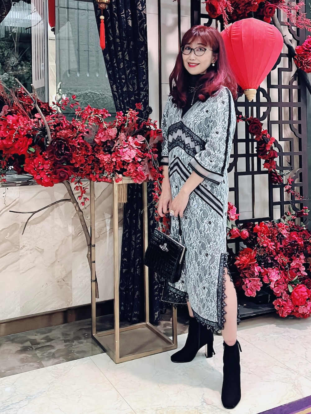 ベージュ系のワンピース、ブラック系のトートバッグ、ブラック系のブーツを着用したレディースの冬コーディネートの4枚目の写真