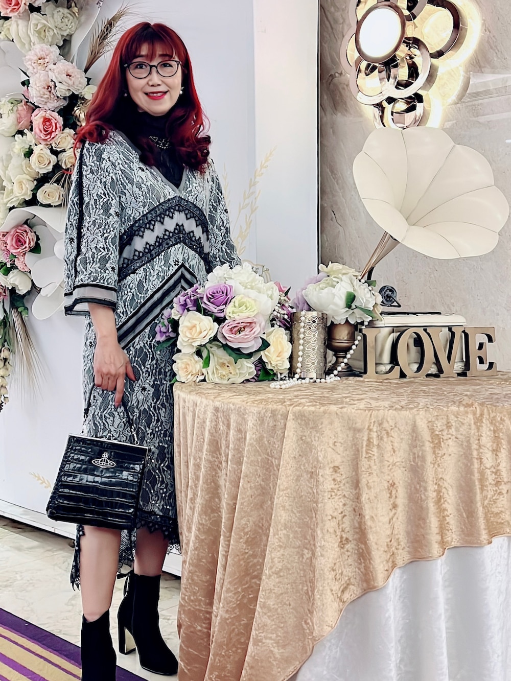 ベージュ系のワンピース、ブラック系のトートバッグ、ブラック系のブーツを着用したレディースの冬コーディネートの3枚目の写真