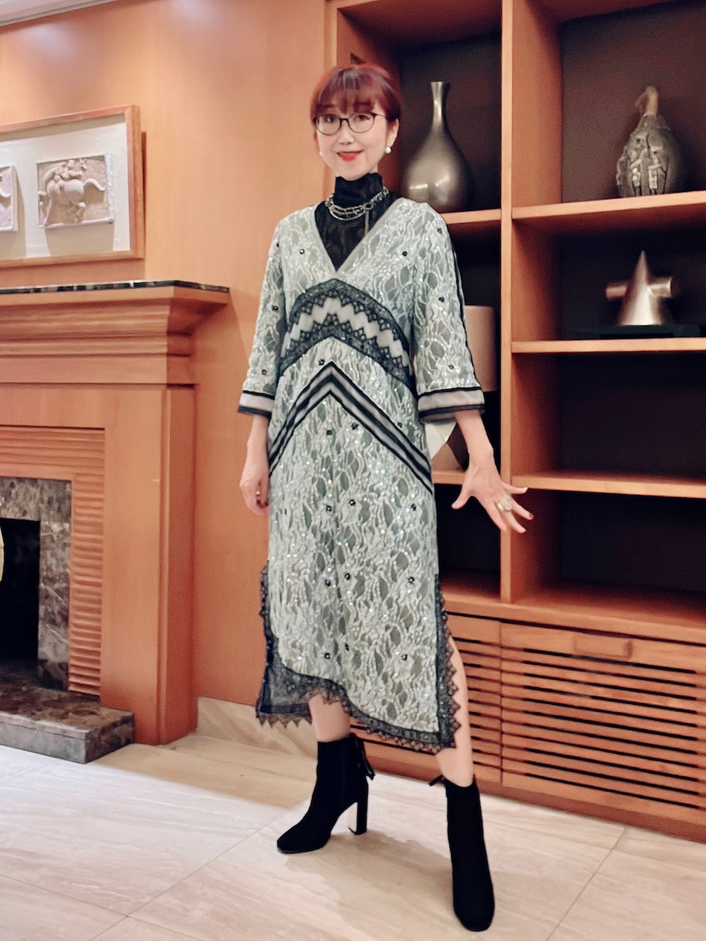 ベージュ系のワンピース、ブラック系のトートバッグ、ブラック系のブーツを着用したレディースの冬コーディネートの5枚目の写真