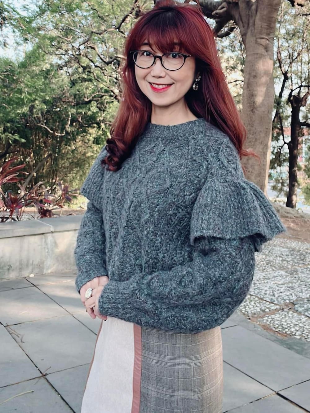 ブラック系のブルゾン、グレー系のその他トップス、ベージュ系のスカートを着用したレディースの冬コーディネートの3枚目の写真