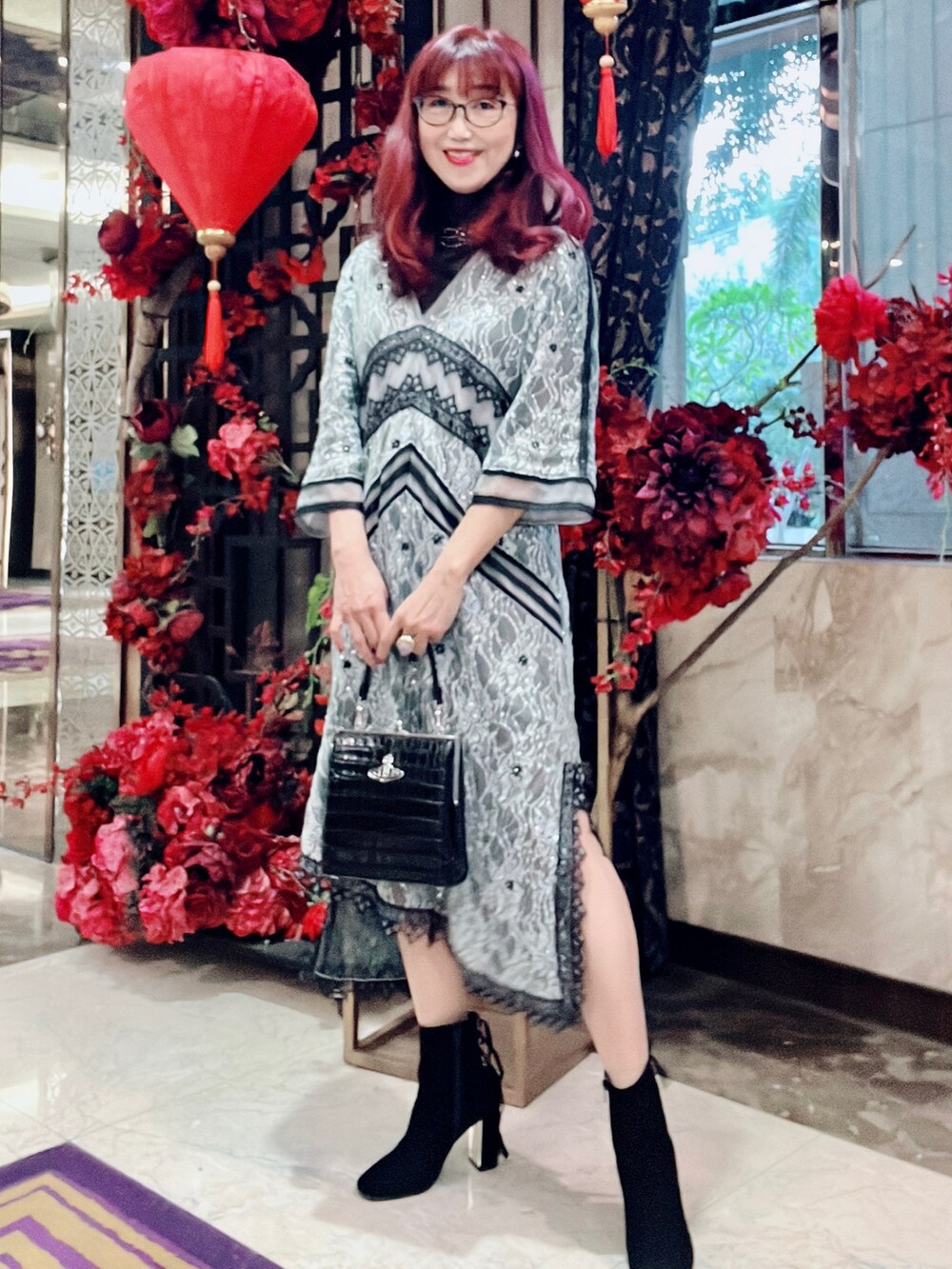 ベージュ系のワンピース、ブラック系のトートバッグ、ブラック系のブーツを着用したレディースの冬コーディネートの2枚目の写真