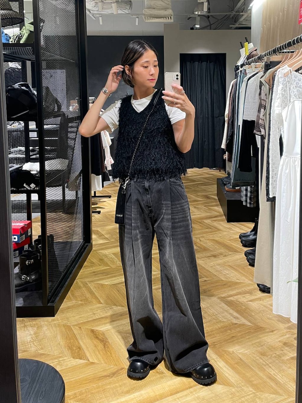 「カジュアル、着痩せ・細見え、体型カバー、ママコーデ、ラフ、JEANASIS、シンプルコーデ、夏コーデ、秋コーデ、デニムパンツ」｜「JEANASISのスタッズボリュームサボ/571517（サンダル、ブラック系）」を使った、osumisanさん（レディース・164cm）の夏コーディネートの2枚目の写真