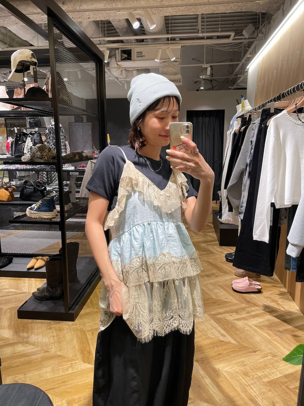 ブラック系のローファー、ブラック系のスラックス、ブラック系のTシャツ/カットソーを着用したレディースの春コーディネートの2枚目の写真