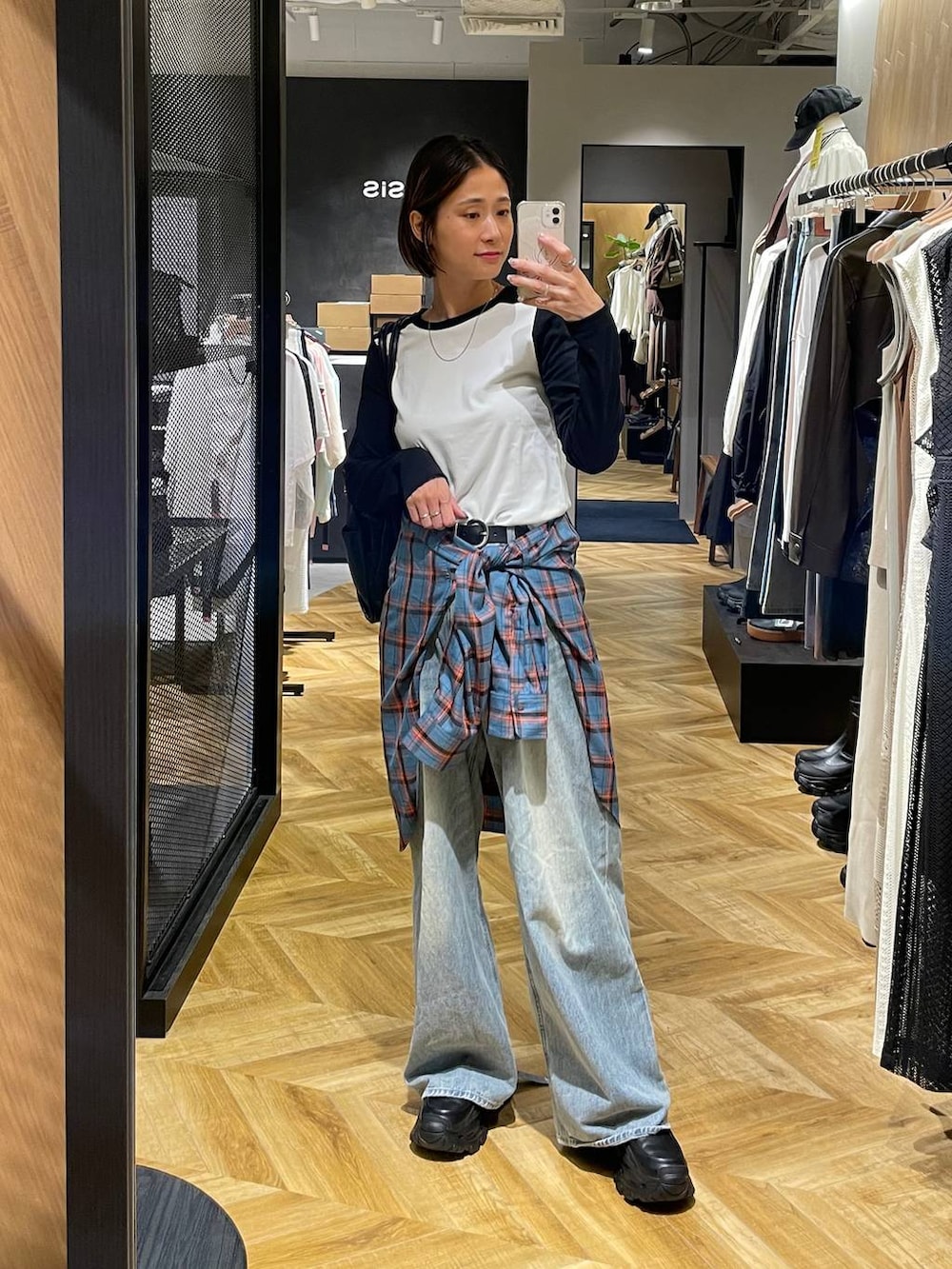 「ママコーデ、ラフ、JEANASIS、シンプルコーデ、秋コーデ、シャツスタイル、カジュアル、着痩せ・細見え、体型カバー」｜「JEANASISのアソートチェックシャツLS/157636（シャツ/ブラウス、ブルー系）」を使った、osumisanさん（レディース・164cm）の夏コーディネートの3枚目の写真