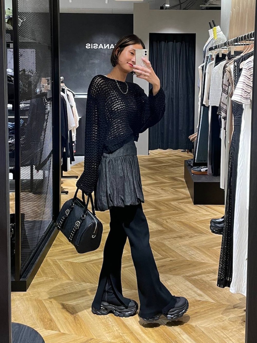 「着痩せ・細見え、体型カバー、ママコーデ、ラフ、JEANASIS、シンプルコーデ、秋コーデ、モノトーン、カジュアル」｜「JEANASISのバルーンデニムミニスカート/572885（デニムスカート、ブラック系）」を使った、osumisanさん（レディース・164cm）の秋コーディネートの2枚目の写真