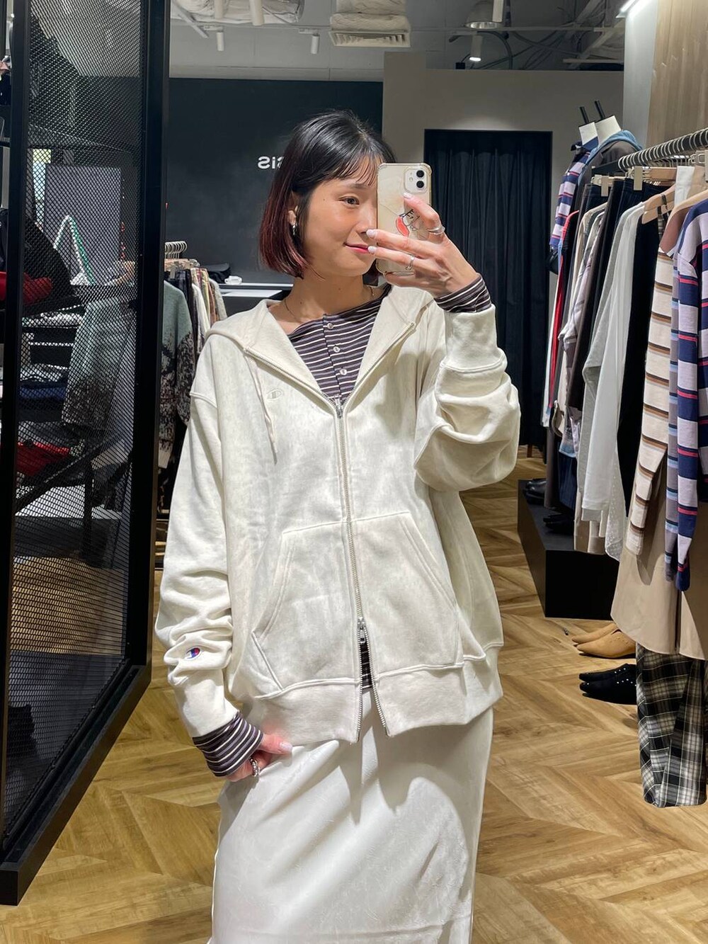 ブラウン系のTシャツ/カットソー、ベージュ系のパーカー、ベージュ系のスカートを着用したレディースの冬コーディネートの3枚目の写真