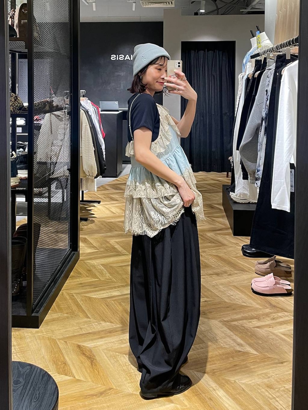 ブラック系のローファー、ブラック系のスラックス、ブラック系のTシャツ/カットソーを着用したレディースの春コーディネートの5枚目の写真