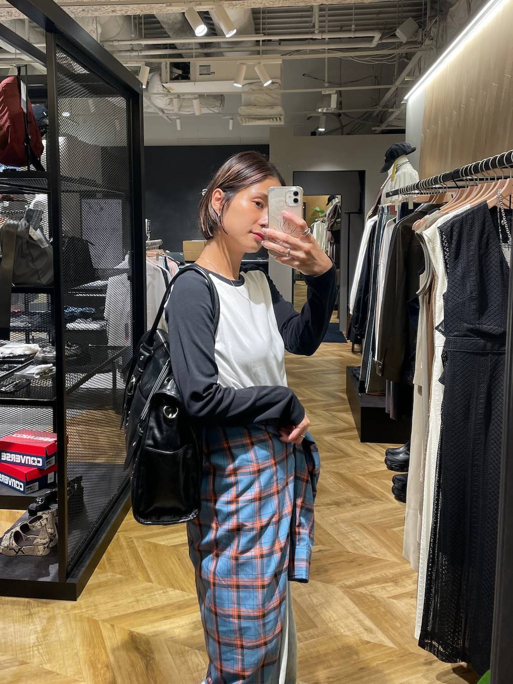 「ママコーデ、ラフ、JEANASIS、シンプルコーデ、秋コーデ、シャツスタイル、カジュアル、着痩せ・細見え、体型カバー」｜「JEANASISのアソートチェックシャツLS/157636（シャツ/ブラウス、ブルー系）」を使った、osumisanさん（レディース・164cm）の夏コーディネートの2枚目の写真