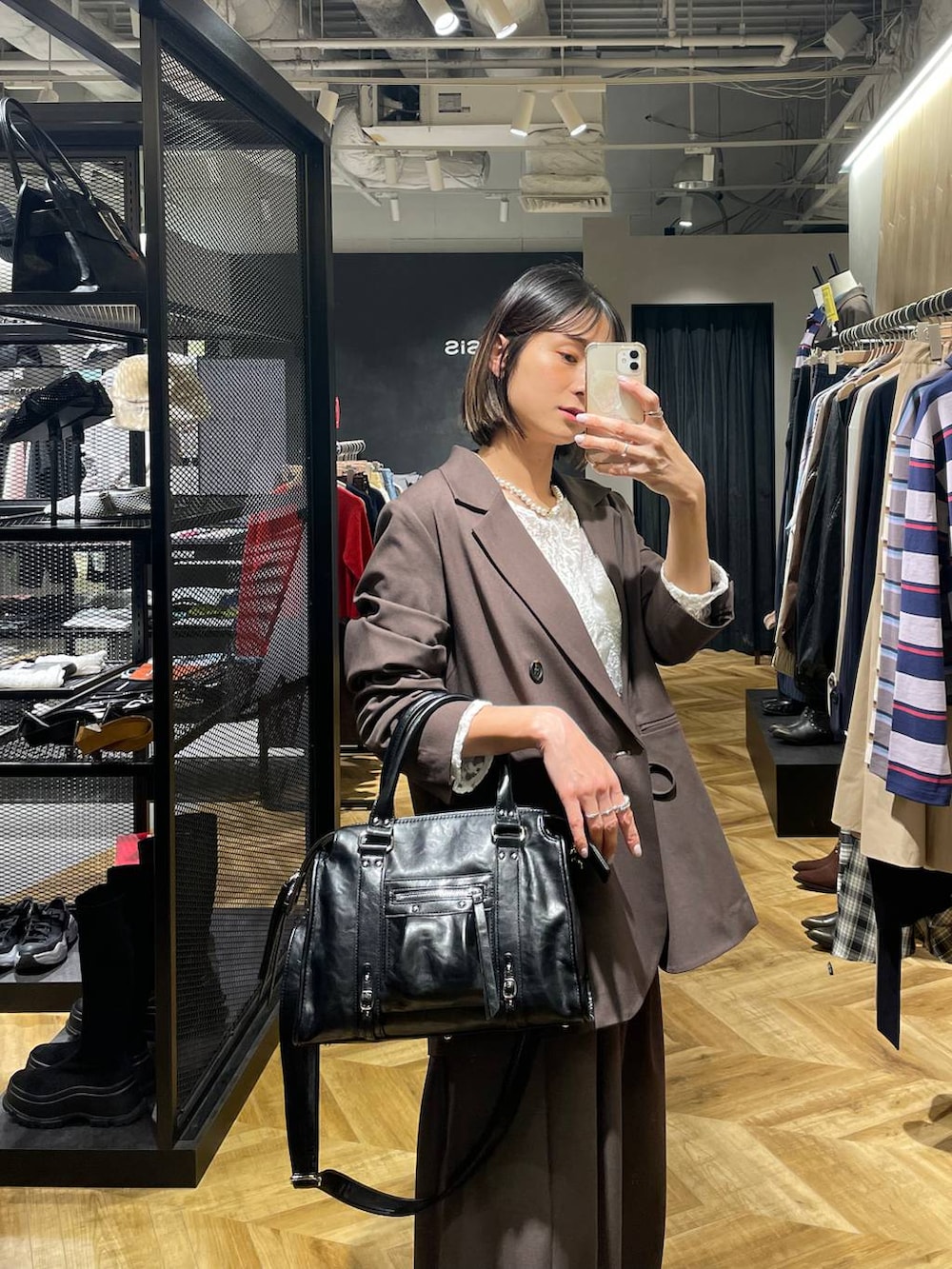 ブラック系のボストンバッグ、ブラウン系のテーラードジャケット、ブラック系のパンプスを着用したレディースの冬コーディネートの4枚目の写真