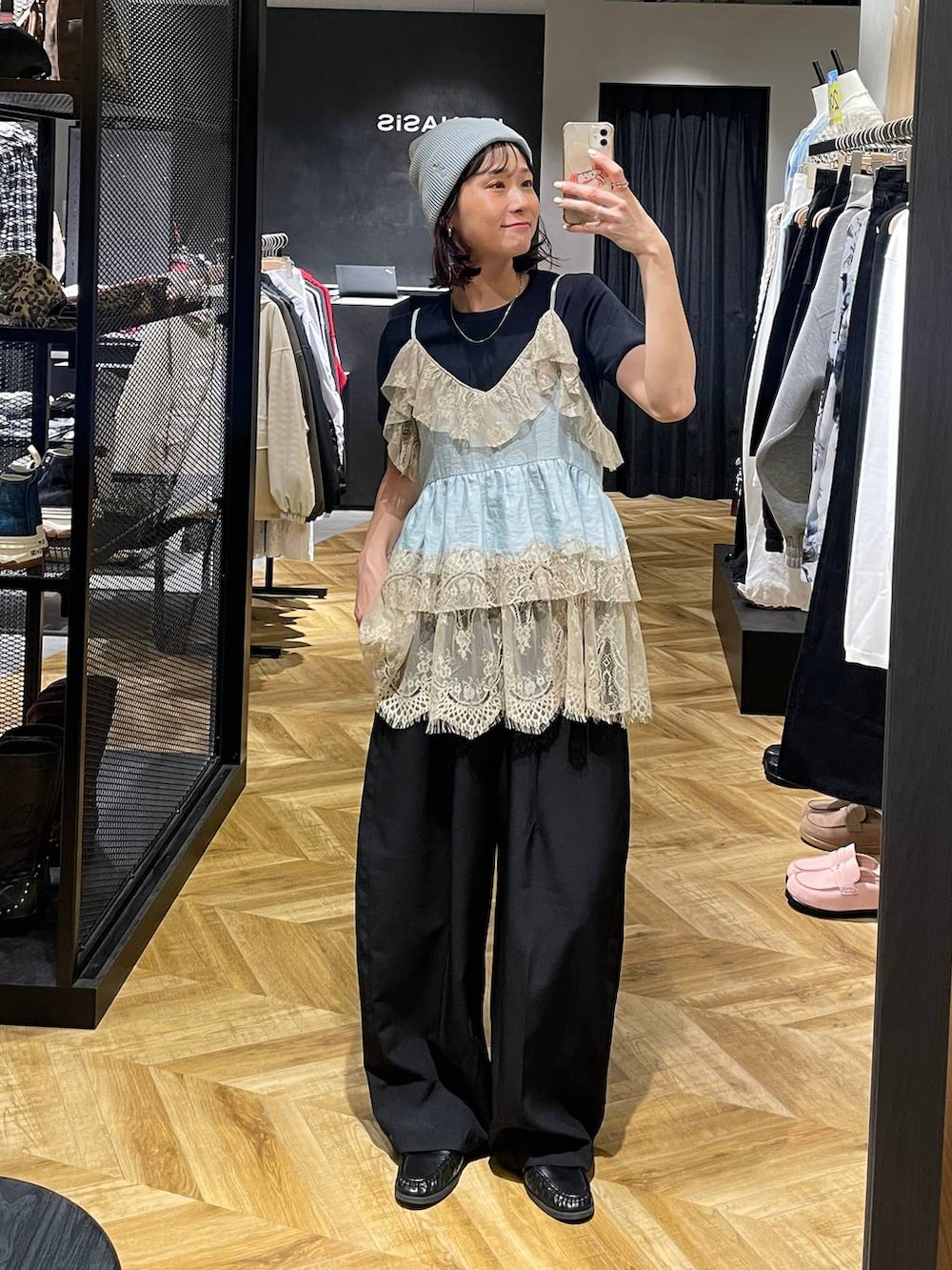 ブラック系のローファー、ブラック系のスラックス、ブラック系のTシャツ/カットソーを着用したレディースの春コーディネートの4枚目の写真