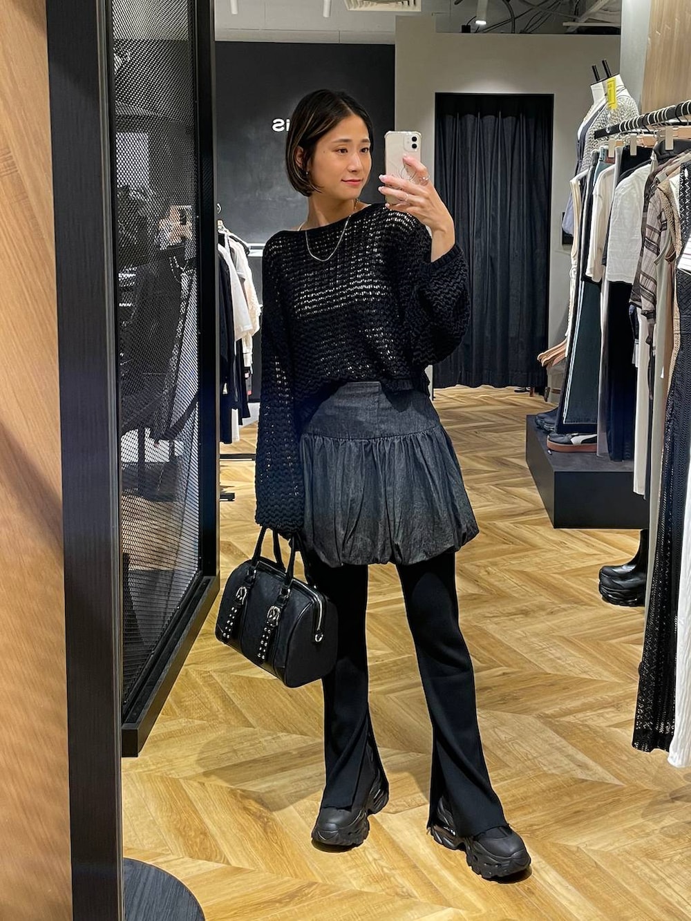 「着痩せ・細見え、体型カバー、ママコーデ、ラフ、JEANASIS、シンプルコーデ、秋コーデ、モノトーン、カジュアル」｜「JEANASISのバルーンデニムミニスカート/572885（デニムスカート、ブラック系）」を使った、osumisanさん（レディース・164cm）の秋コーディネートの3枚目の写真