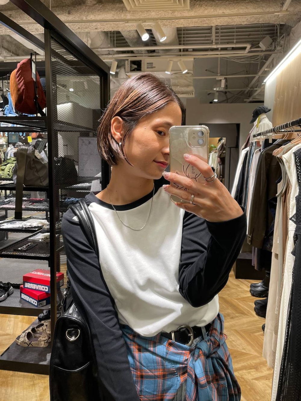 「ママコーデ、ラフ、JEANASIS、シンプルコーデ、秋コーデ、シャツスタイル、カジュアル、着痩せ・細見え、体型カバー」｜「JEANASISのアソートチェックシャツLS/157636（シャツ/ブラウス、ブルー系）」を使った、osumisanさん（レディース・164cm）の夏コーディネートの4枚目の写真