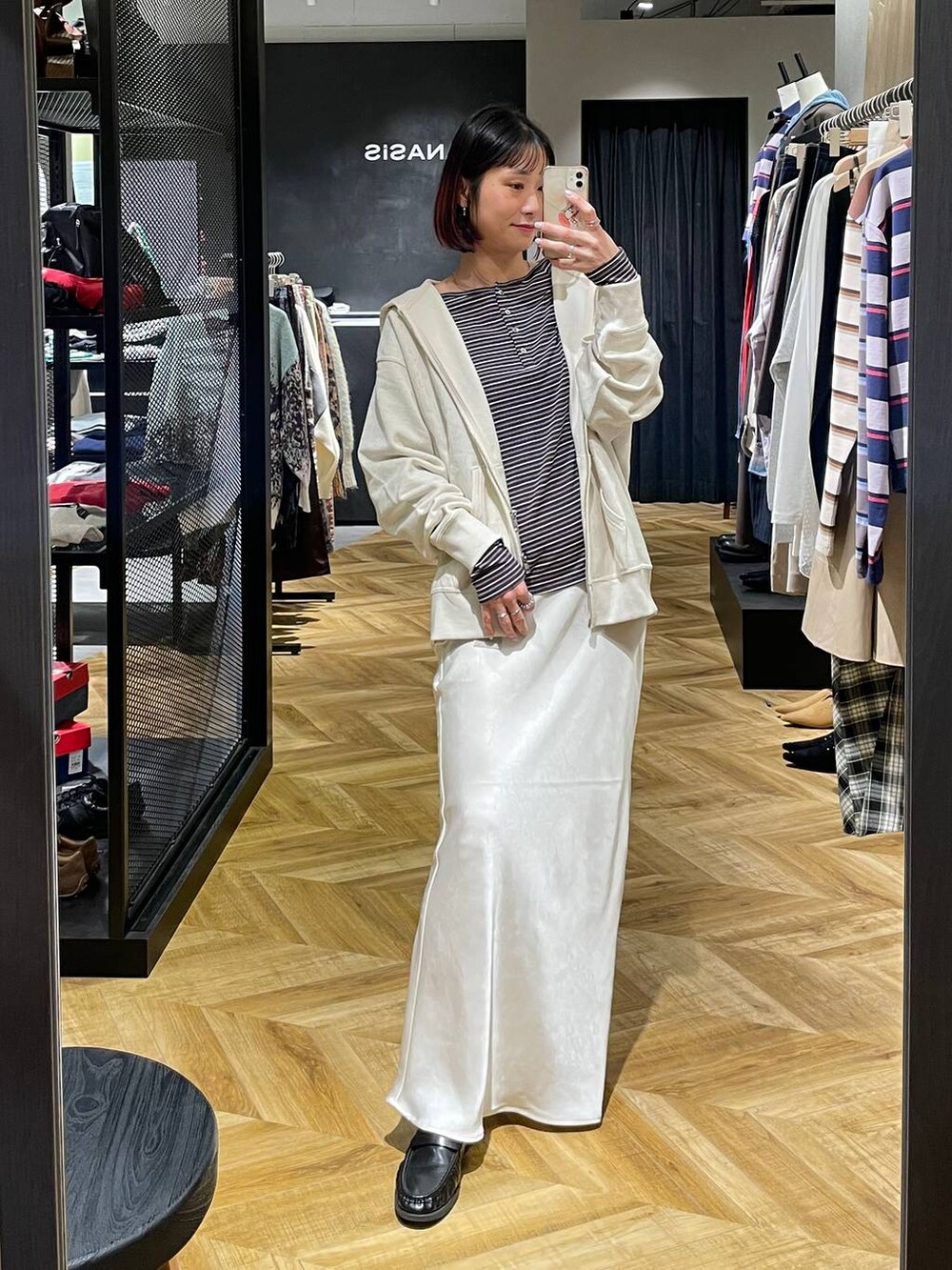 ブラウン系のTシャツ/カットソー、ベージュ系のパーカー、ベージュ系のスカートを着用したレディースの冬コーディネートの4枚目の写真