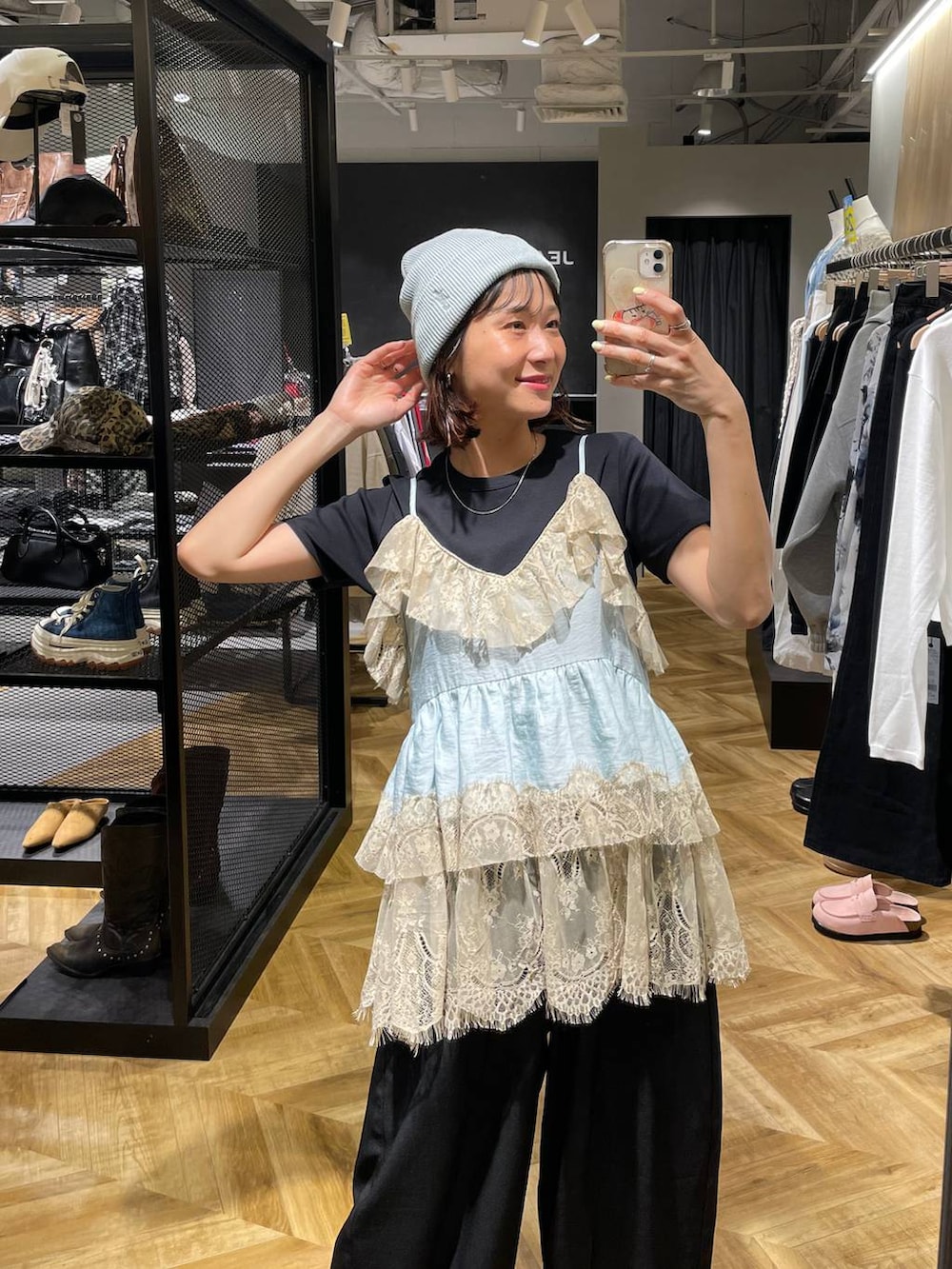 ブラック系のローファー、ブラック系のスラックス、ブラック系のTシャツ/カットソーを着用したレディースの春コーディネートの6枚目の写真