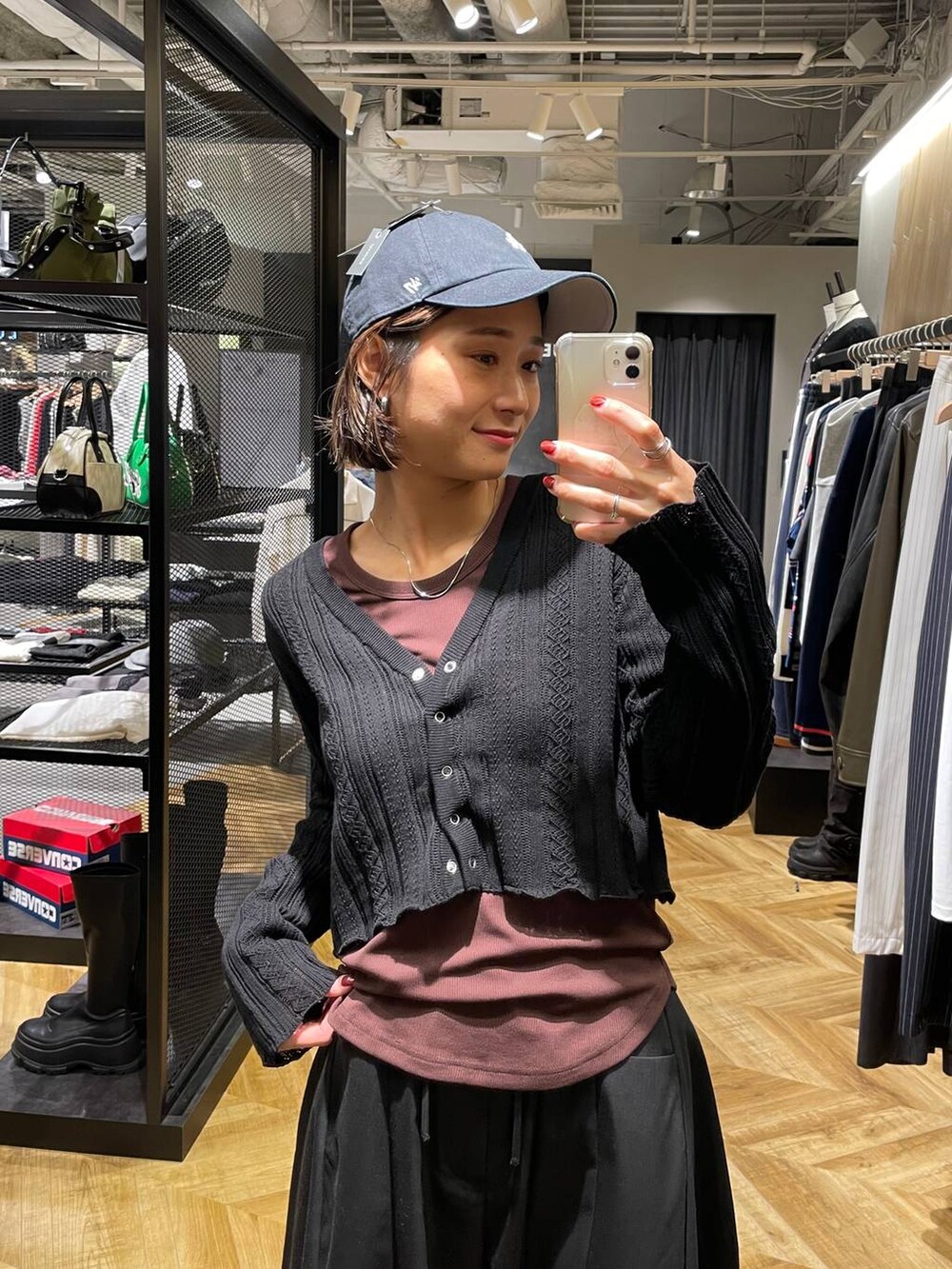 ブラウン系のTシャツ/カットソー、ブラック系のローファー、ブラック系のスラックスを着用したレディースの秋コーディネートの2枚目の写真