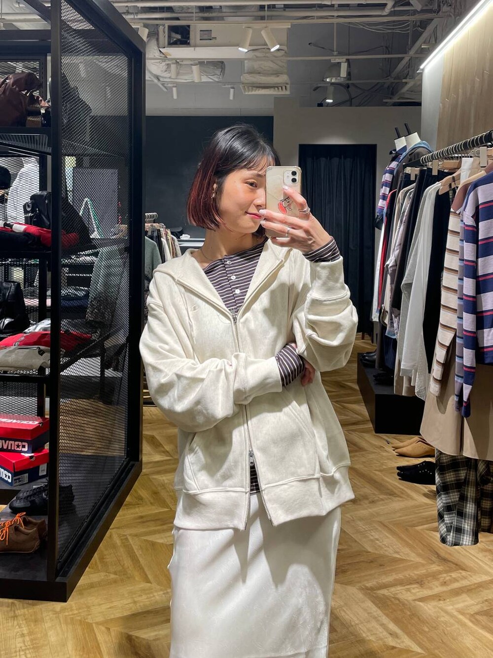 ブラウン系のTシャツ/カットソー、ベージュ系のパーカー、ベージュ系のスカートを着用したレディースの冬コーディネートの2枚目の写真