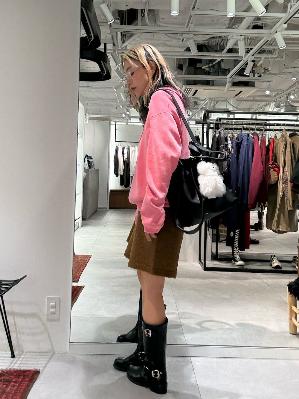 ピンク系のニット/セーター、ブラウン系のその他パンツ、ブラック系のトートバッグを着用したレディースの秋コーディネートの2枚目の写真