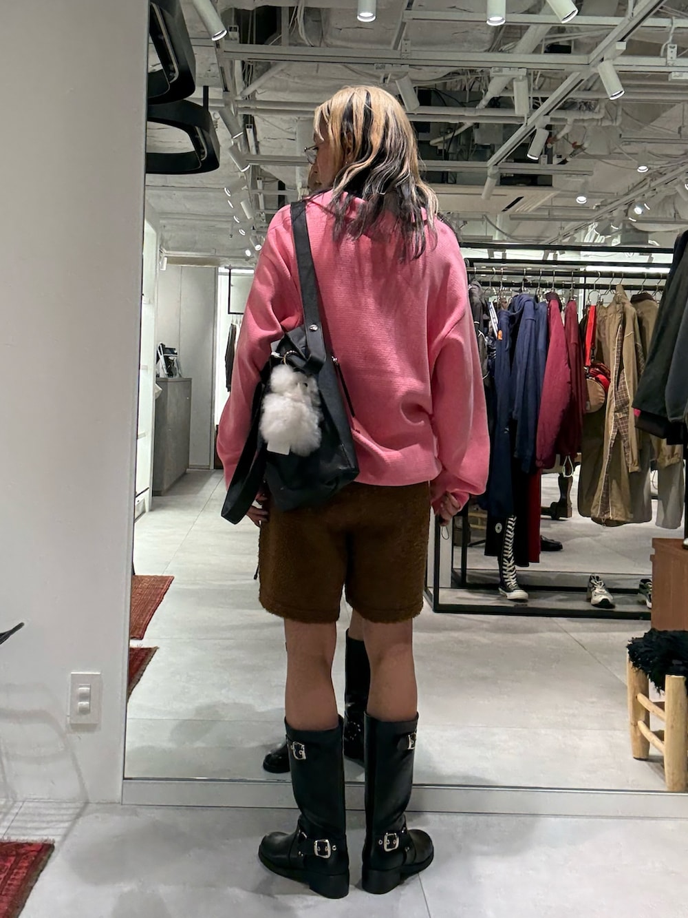 ピンク系のニット/セーター、ブラウン系のその他パンツ、ブラック系のトートバッグを着用したレディースの秋コーディネートの3枚目の写真