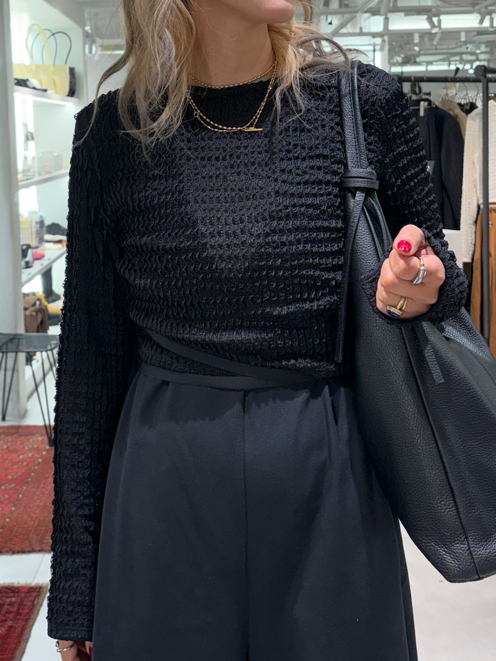 ブラック系のサロペット/オーバーオール、ブラック系のTシャツ/カットソー、ブラック系のトートバッグを着用したレディースの春コーディネートの4枚目の写真