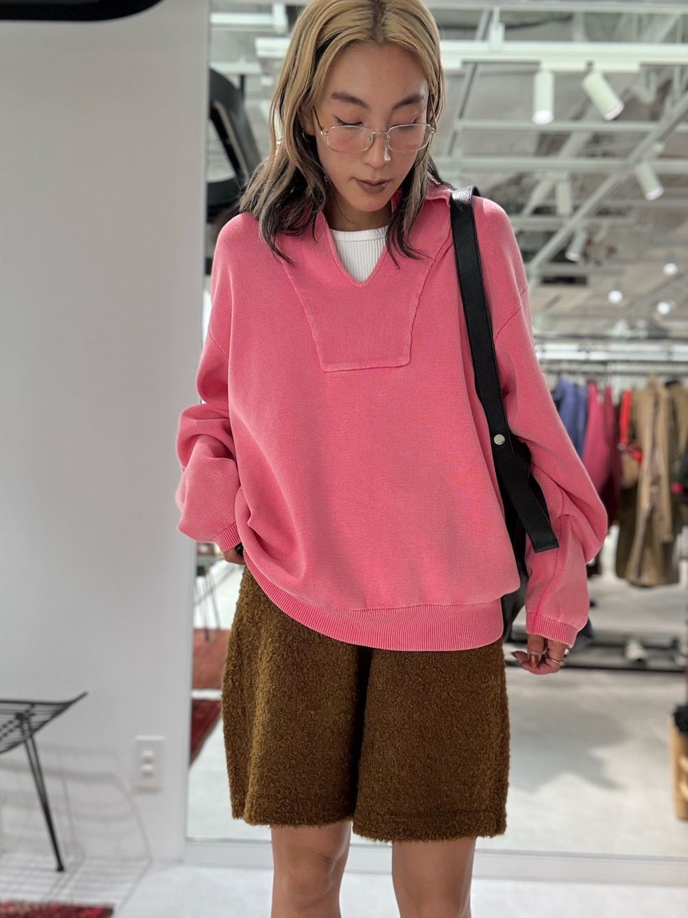 ピンク系のニット/セーター、ブラウン系のその他パンツ、ブラック系のトートバッグを着用したレディースの秋コーディネートの4枚目の写真