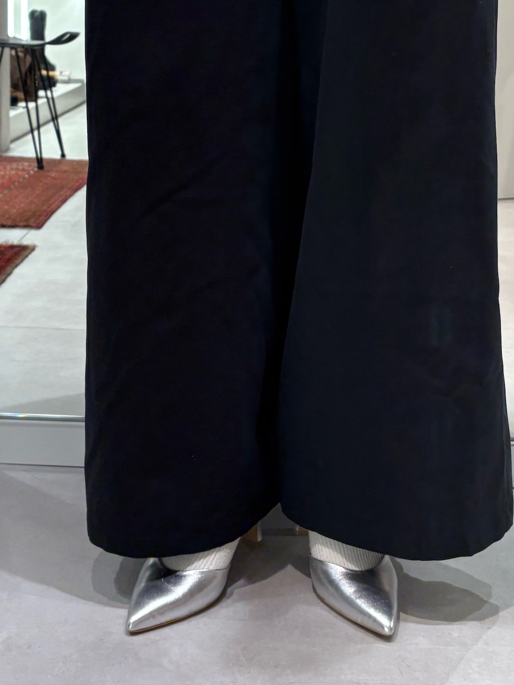 ブラック系のサロペット/オーバーオール、ブラック系のTシャツ/カットソー、ブラック系のトートバッグを着用したレディースの春コーディネートの6枚目の写真