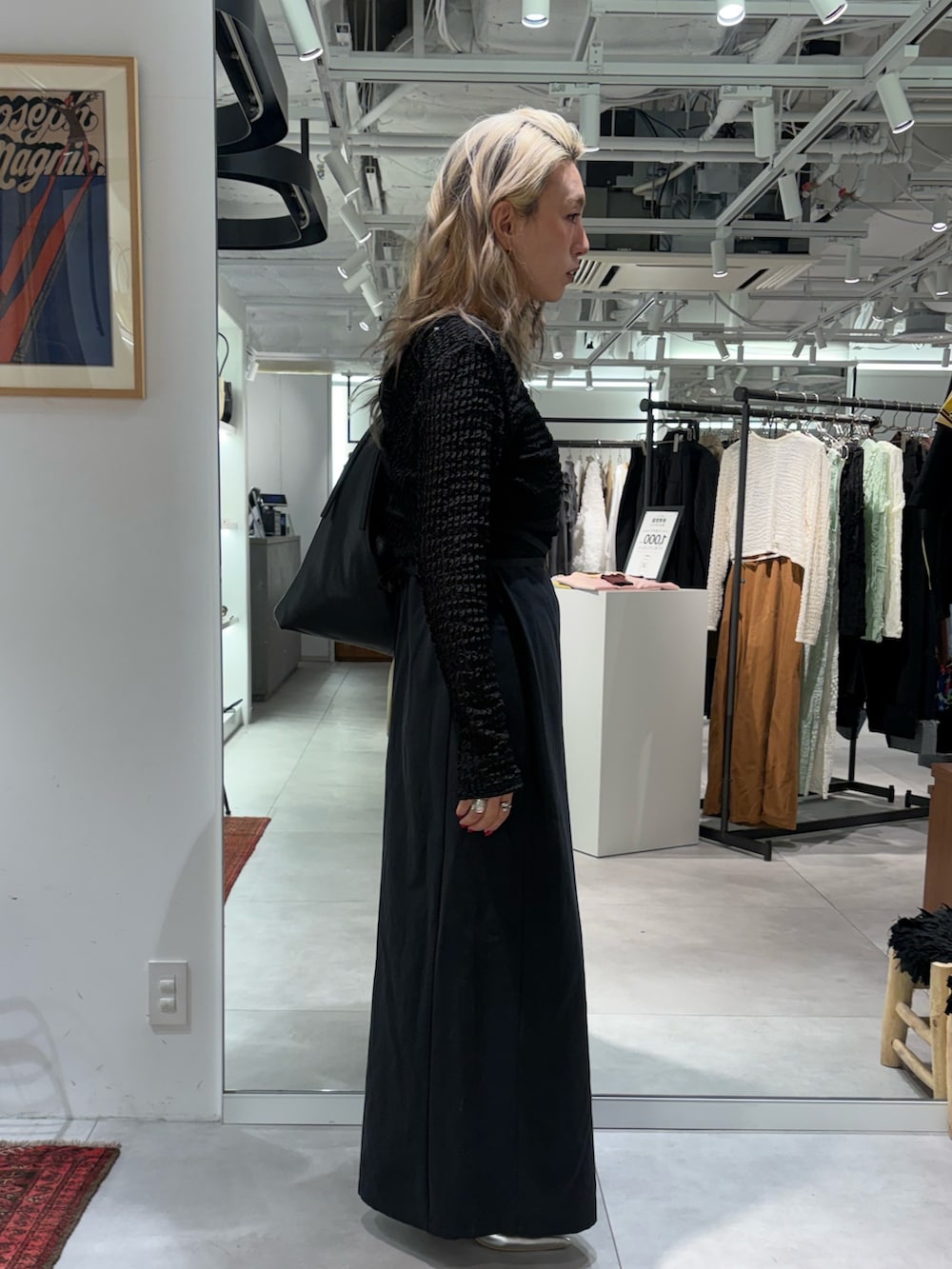 ブラック系のサロペット/オーバーオール、ブラック系のTシャツ/カットソー、ブラック系のトートバッグを着用したレディースの春コーディネートの2枚目の写真