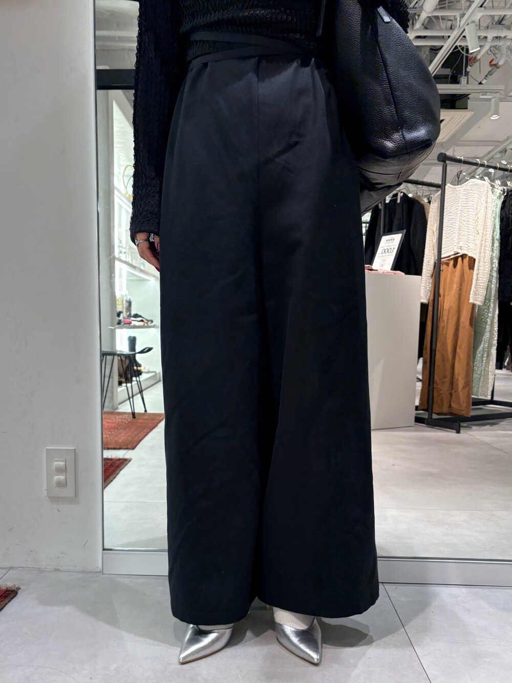 ブラック系のサロペット/オーバーオール、ブラック系のTシャツ/カットソー、ブラック系のトートバッグを着用したレディースの春コーディネートの5枚目の写真