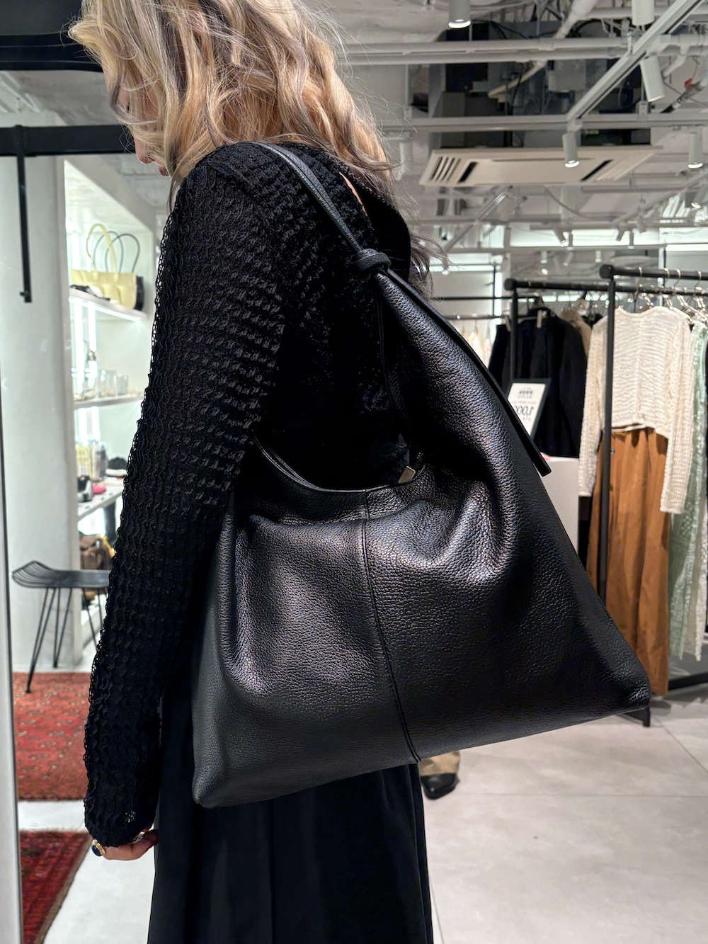 ブラック系のサロペット/オーバーオール、ブラック系のTシャツ/カットソー、ブラック系のトートバッグを着用したレディースの春コーディネートの7枚目の写真