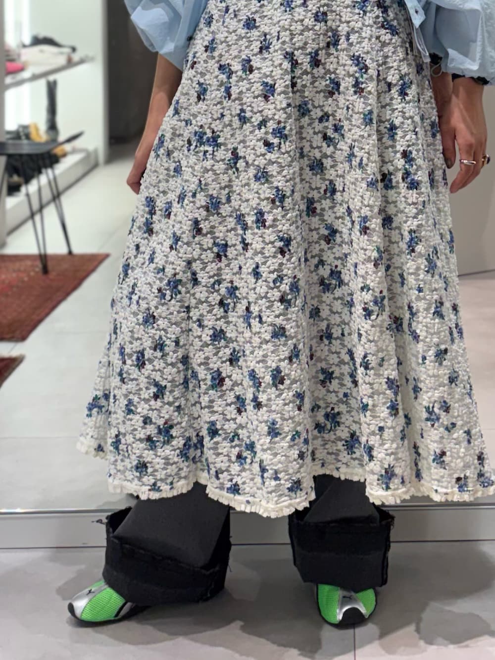 ホワイト系のワンピース、ブルー系のブルゾン、ブラック系のデニムパンツを着用したレディースの春コーディネートの7枚目の写真