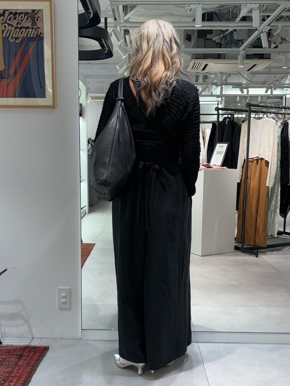 ブラック系のサロペット/オーバーオール、ブラック系のTシャツ/カットソー、ブラック系のトートバッグを着用したレディースの春コーディネートの3枚目の写真