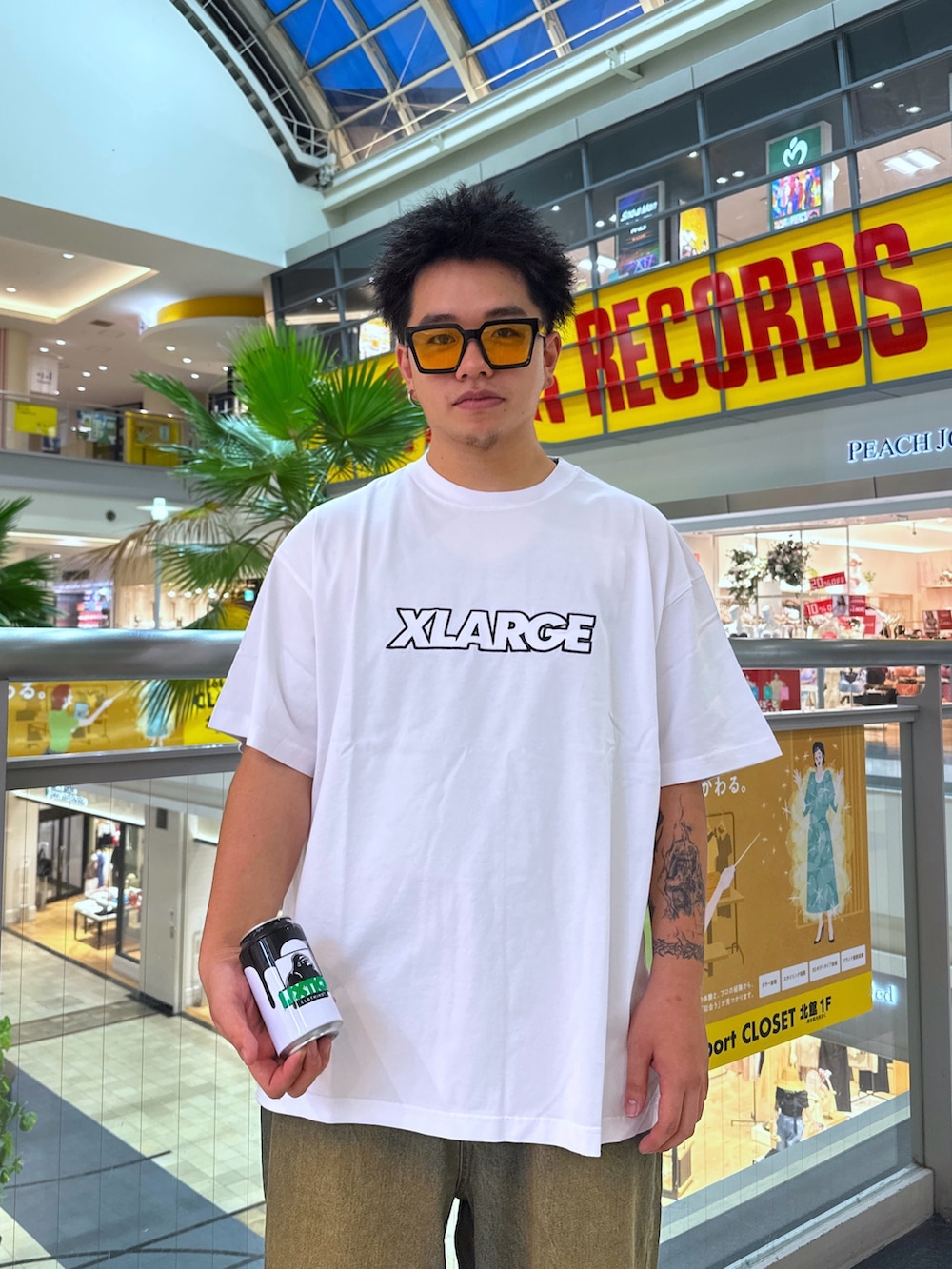 「デニム、ロゴT、アウトドアスタイル、サングラス、デニムハーフパンツ、ジョーツ、夏ルックで気分アップ、休日スタイル、シンプルコーデ、夏コーデ、白Tシャツ、ショルダーバッグ、ブラックコーデ、お出かけコーデ、夏ファッション」｜「XLARGEのSTANDARD LOGO S/S TEE（Tシャツ/カットソー、ホワイト系）」を使った、kanatoさん（メンズ・174cm）の夏コーディネートの2枚目の写真