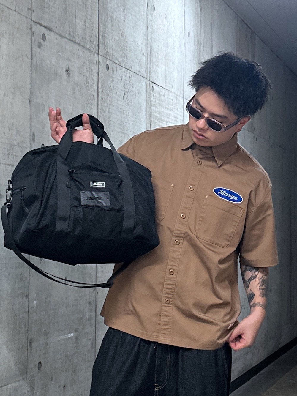 「デニム、セットアップ、アウトドアスタイル、サングラス、半袖シャツ、デニムハーフパンツ、ジョーツ、夏ルックで気分アップ、休日スタイル、カラーコーデ、ハーフパンツ、シンプルコーデ、夏コーデ、ブラックコーデ、夏ファッション」｜「XLARGEのOVAL LOGO WORK S/S SHIRT（シャツ/ブラウス、ブラウン系）」を使った、kanatoさん（メンズ・174cm）の夏コーディネートの2枚目の写真