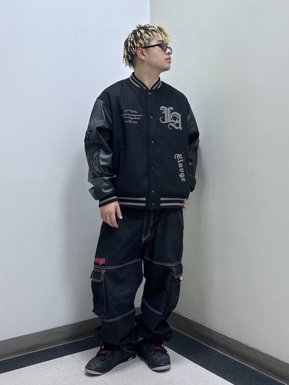 ブラック系のスタジャン、ブラック系のカーゴパンツを着用したメンズの冬コーディネートの4枚目の写真