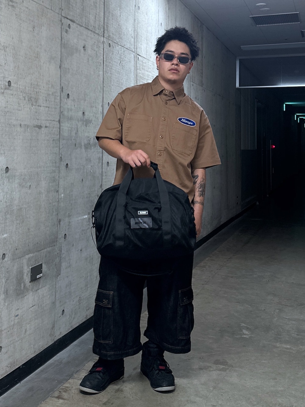 「デニム、セットアップ、アウトドアスタイル、サングラス、半袖シャツ、デニムハーフパンツ、ジョーツ、夏ルックで気分アップ、休日スタイル、カラーコーデ、ハーフパンツ、シンプルコーデ、夏コーデ、ブラックコーデ、夏ファッション」｜「XLARGEのOVAL LOGO WORK S/S SHIRT（シャツ/ブラウス、ブラウン系）」を使った、kanatoさん（メンズ・174cm）の夏コーディネートの5枚目の写真