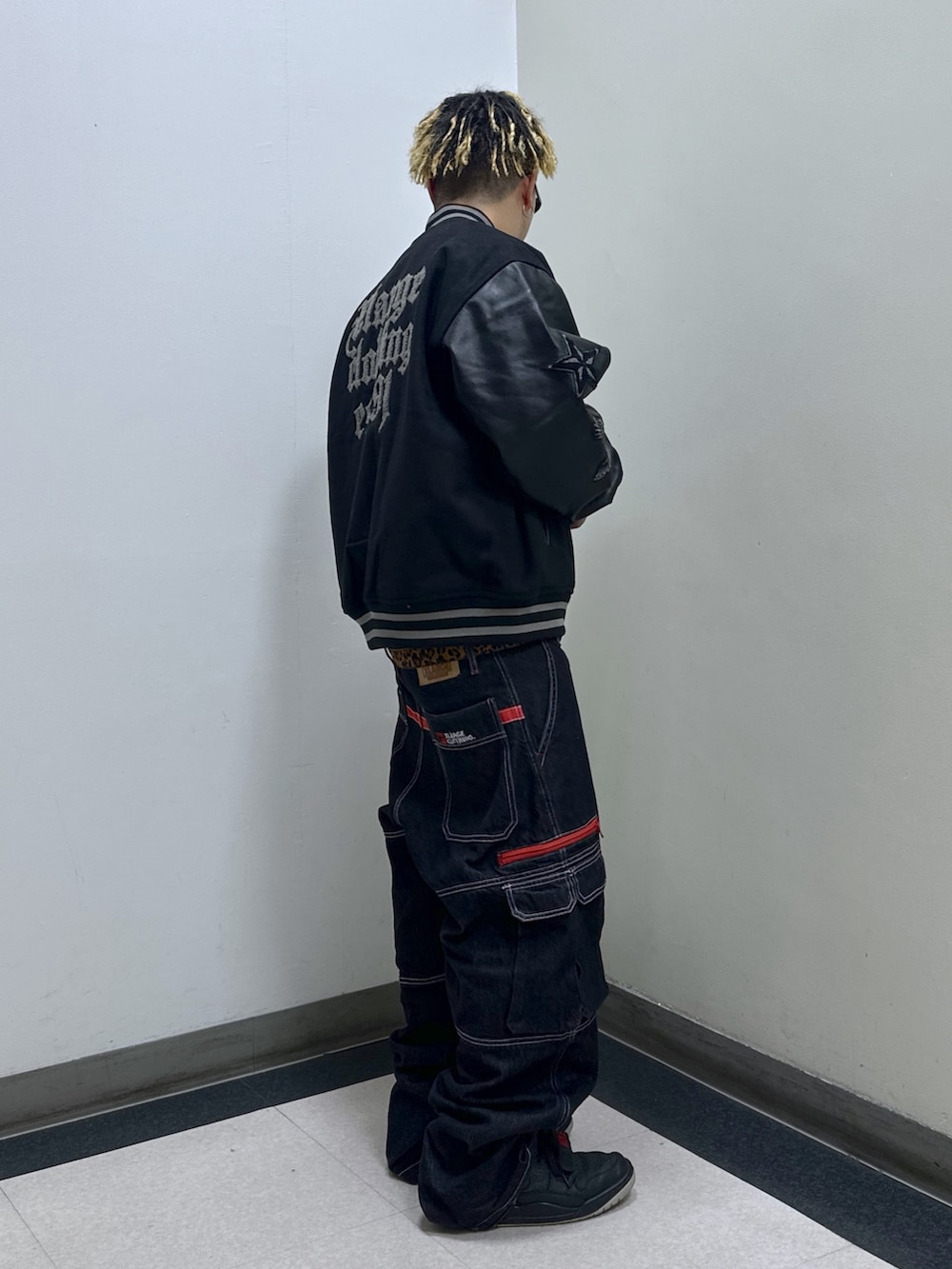 ブラック系のスタジャン、ブラック系のカーゴパンツを着用したメンズの冬コーディネートの2枚目の写真